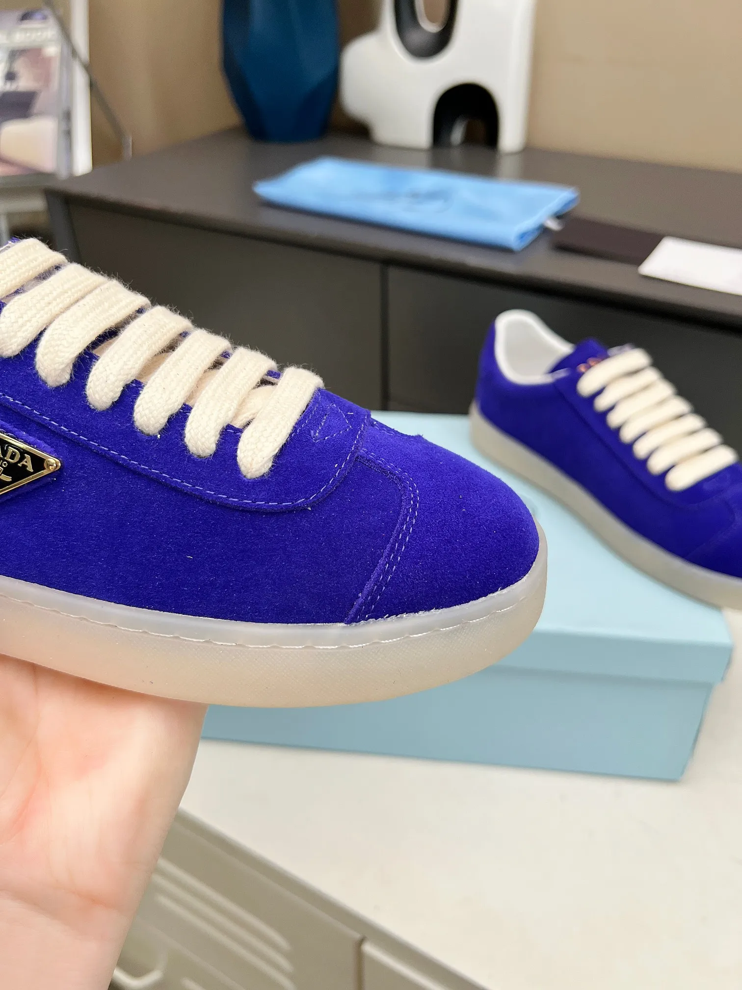 👟👟Ex-factory price 480👟👟 2024 Prada/Prada "couples" metal logo decorated Lane leather sneakers. This sneaker is fashionable and simple, showing the full integration of minimalist style and sports personality. Easy to wear and durable, artistic retro style. Leather material: original imported cowhide. Lining: sheepskin lining. Shoe logo: enamel-coated triangular metal logo. Size: 35-45 (female 41, male 45, custom-made, non-returnable).